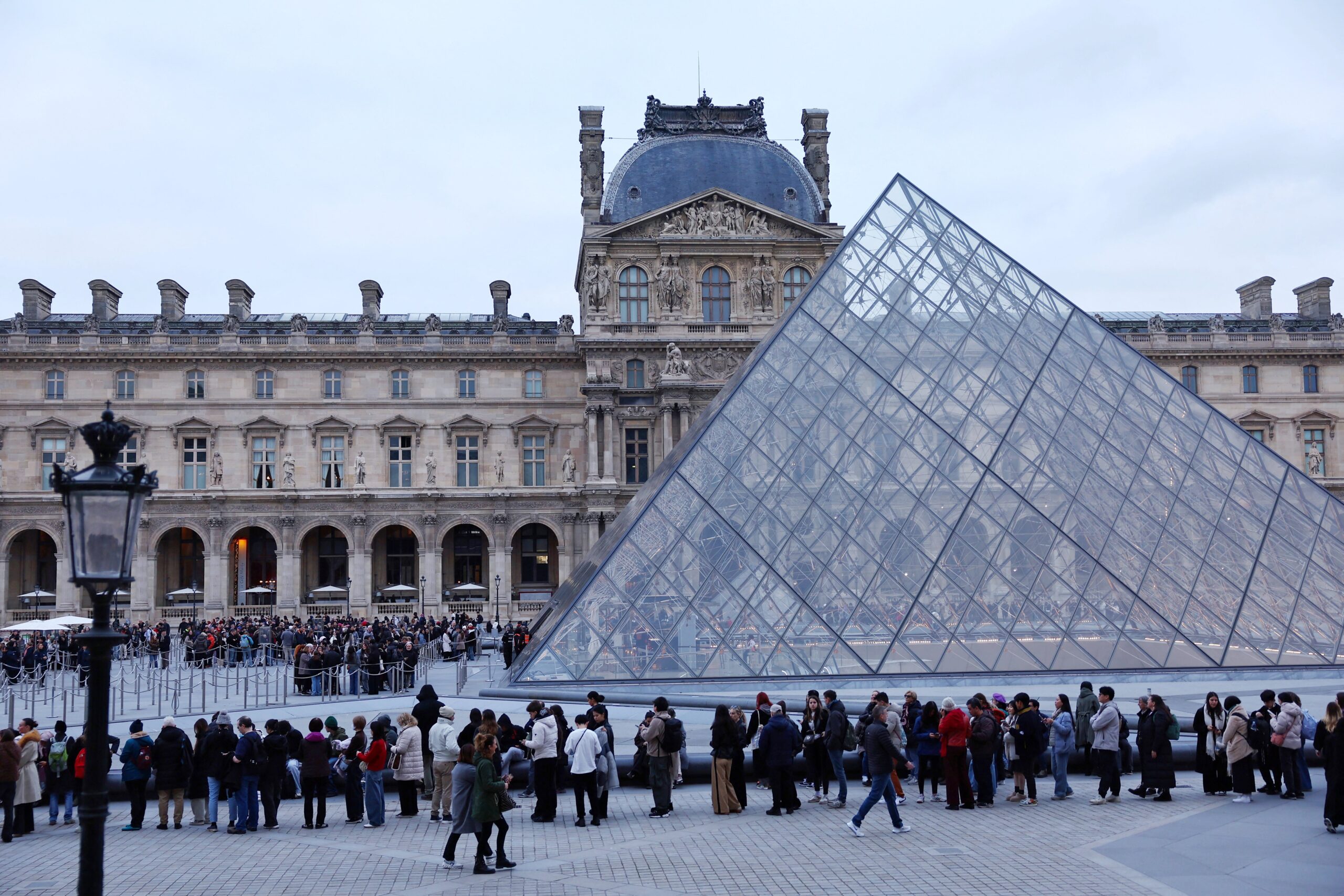 Louvre diz que fraude é ‘inevitável’ em grandes museus e França investiga esquema milionário