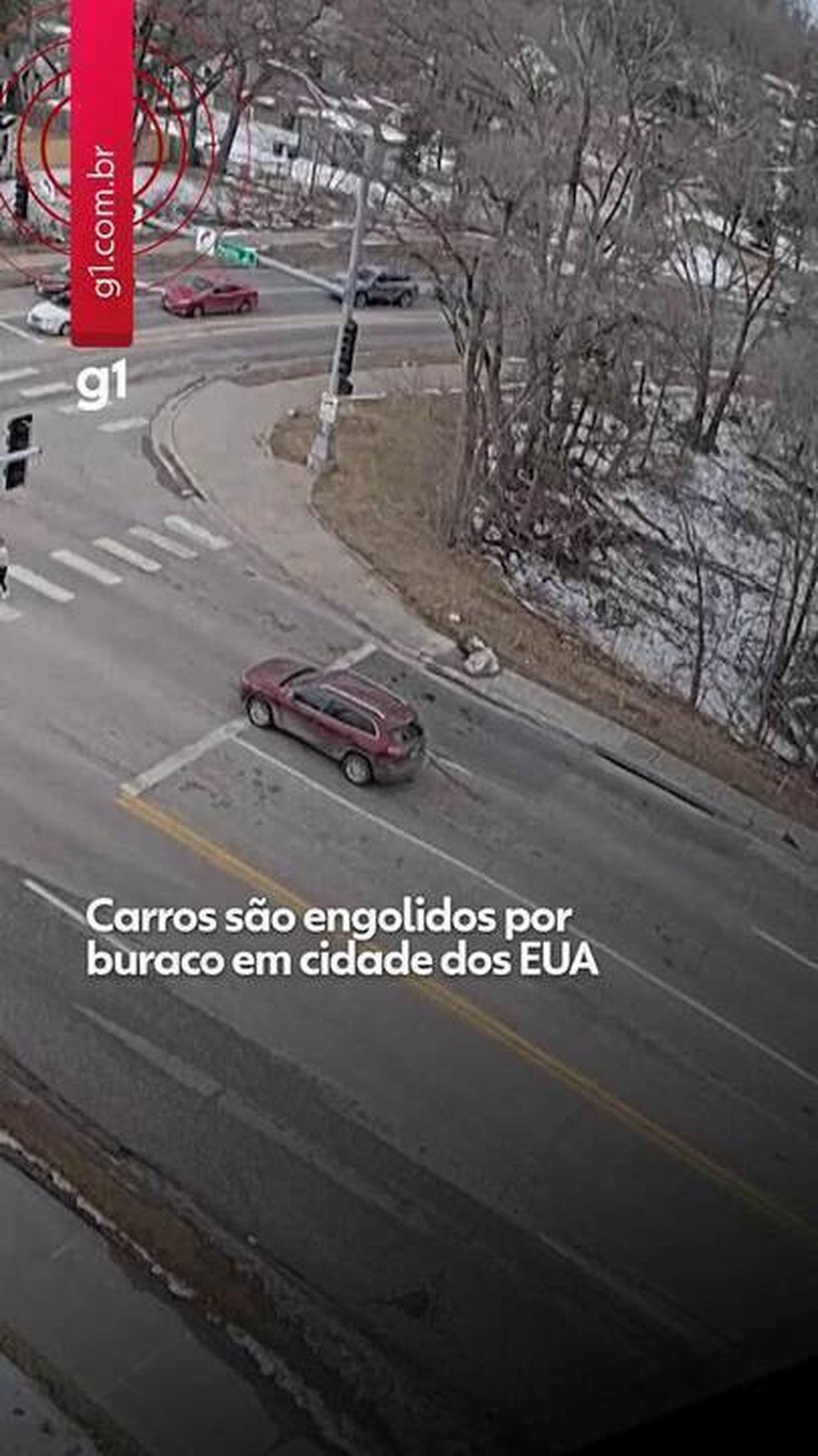 VÍDEO: Buraco se abre na pista e engole carros em cidade dos EUA