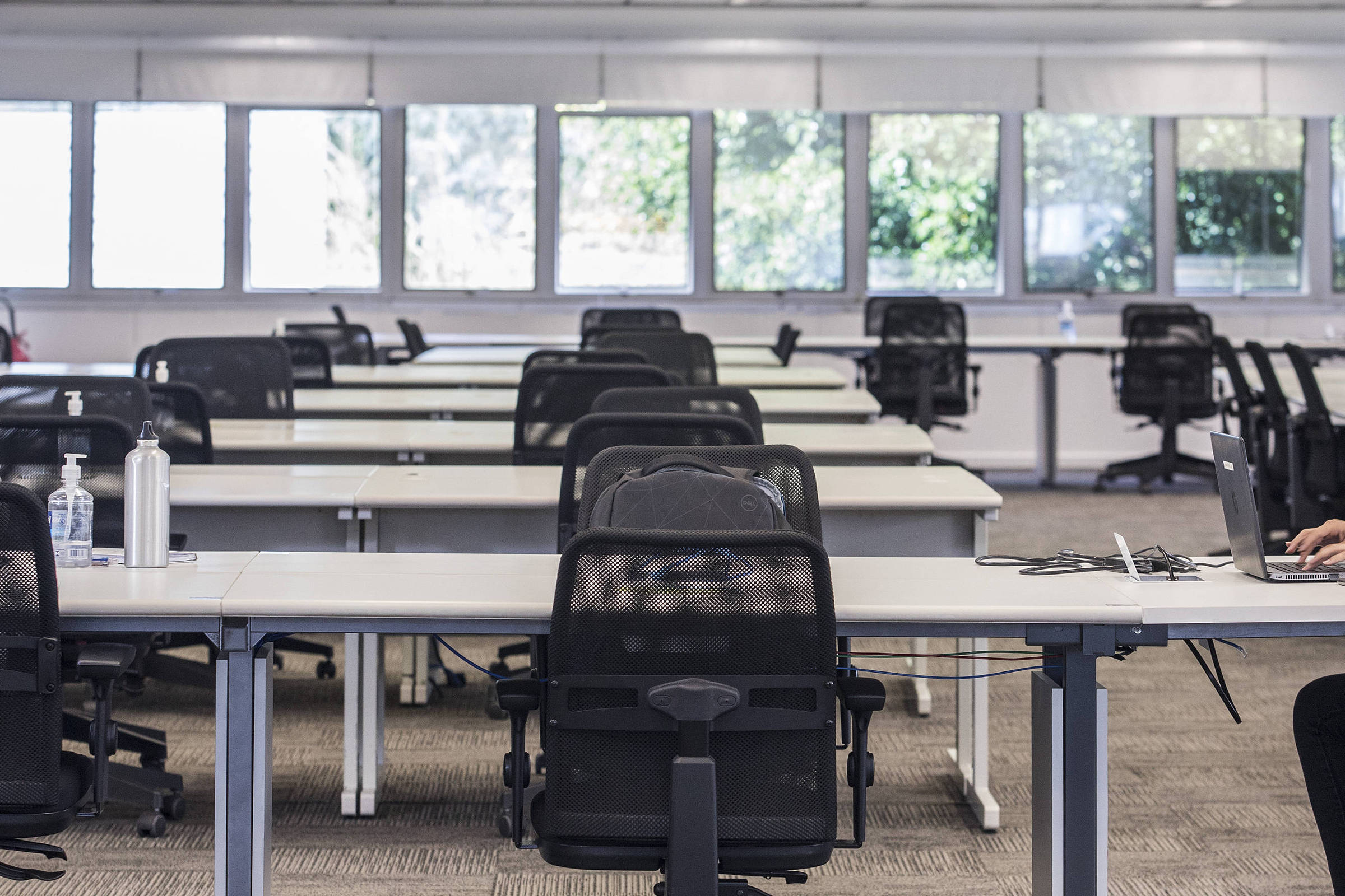 Empresas com trabalho presencial encontram mais dificuldade para preencher vagas, diz pesquisa