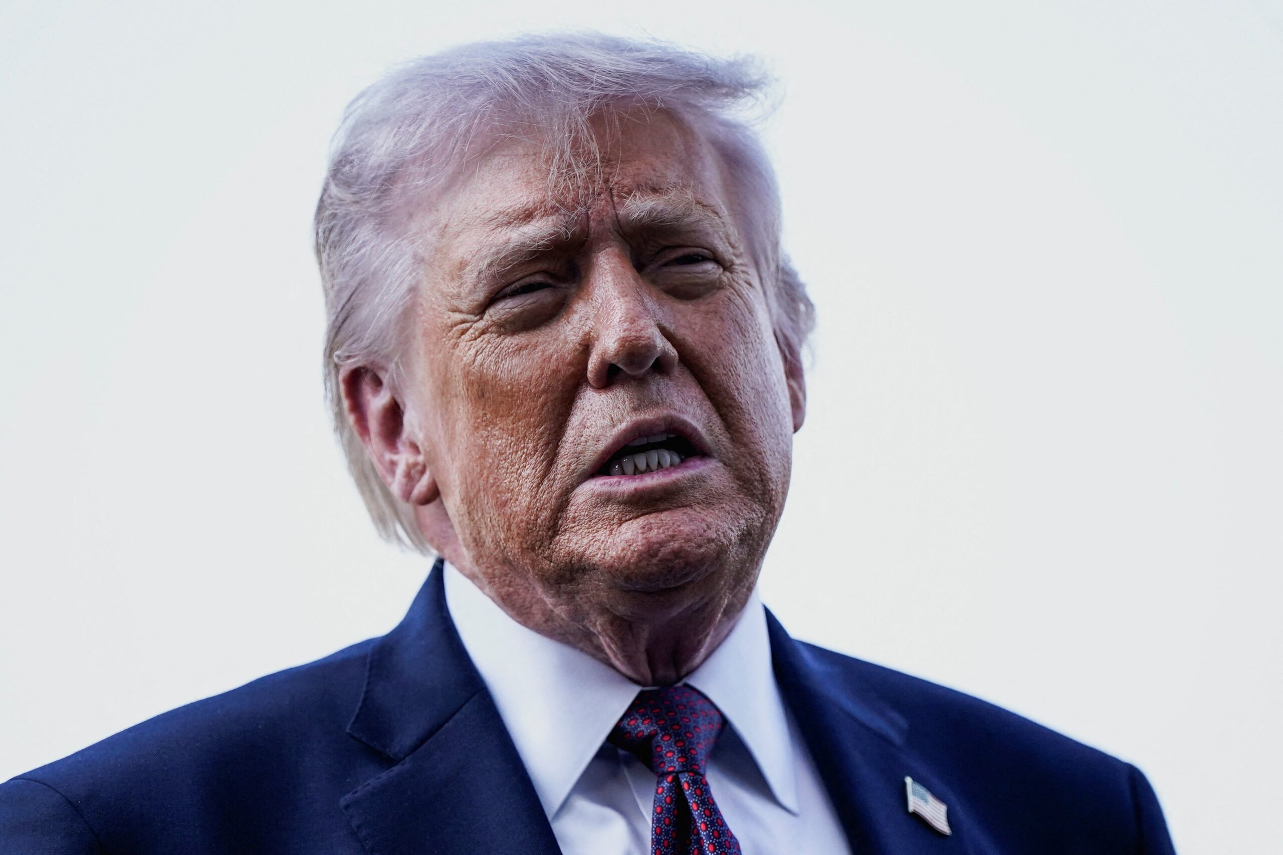 Trump diz que está insatisfeito com as negociações com…