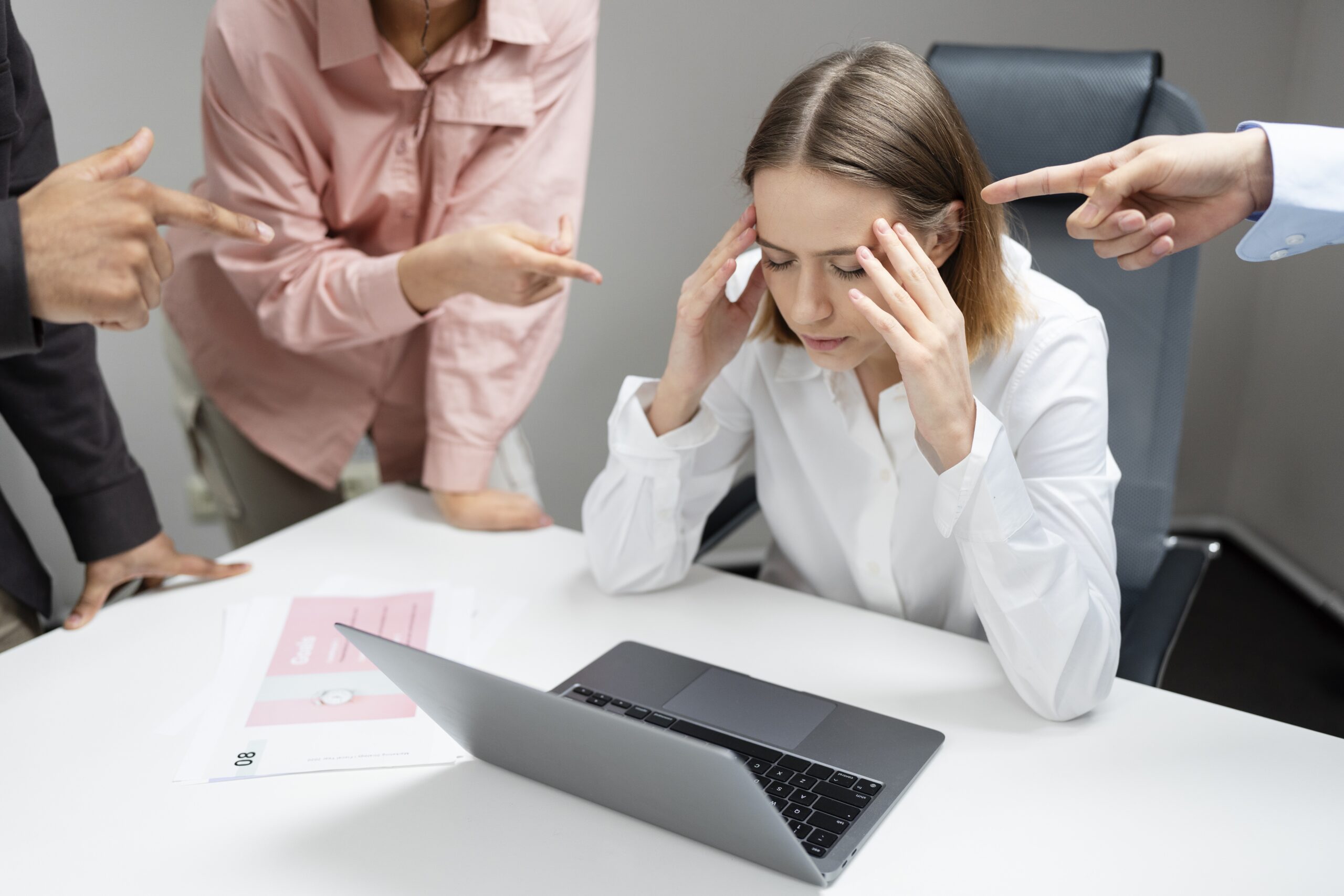 Denúncias e processos por assédio moral no trabalho crescem mais de 20% em 2025; saiba identificar e relatar