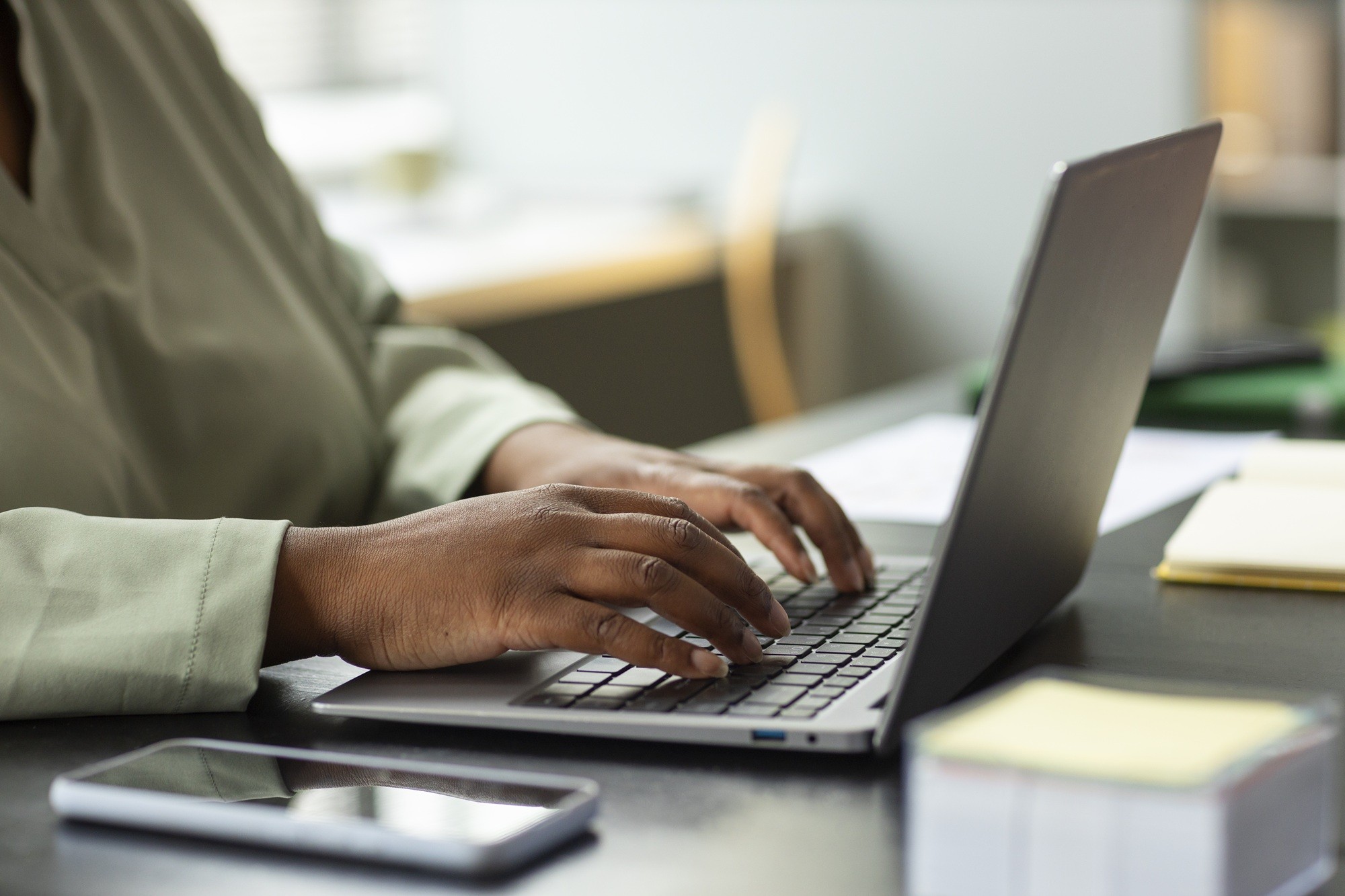 Empresa multinacional é condenada por realizar exames admissionais de forma remota no interior de SP