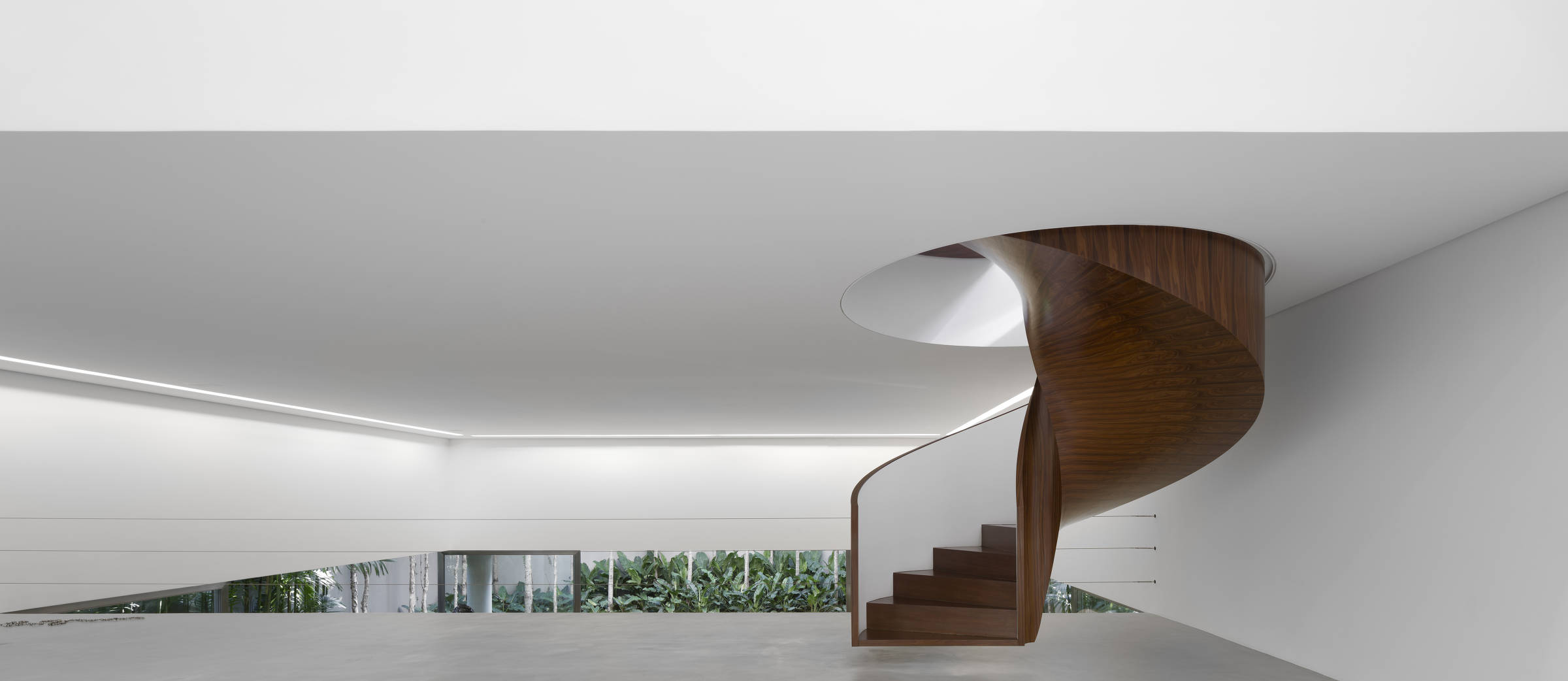 Isay Weinfeld reúne projetos arquitetônicos de atmosfera teatral em nova exposição