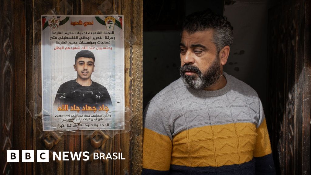 Soldados israelenses atiraram em adolescente palestino e o deixaram sangrar até a morte, indicam vídeos