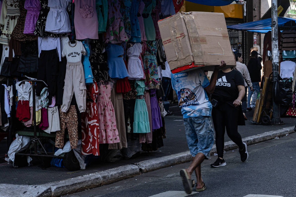 Desemprego na mínima ofusca desperdício de mão de obra ainda em dois dígitos