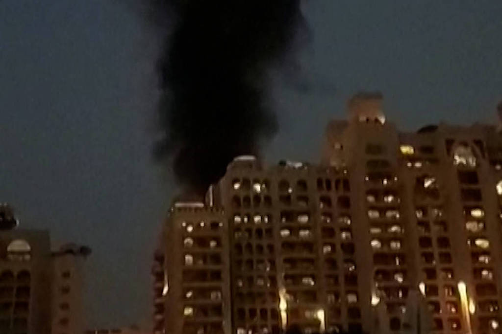 Hotel de luxo em chamas e aeroportos atingidos; Emirados veem segurança abalada