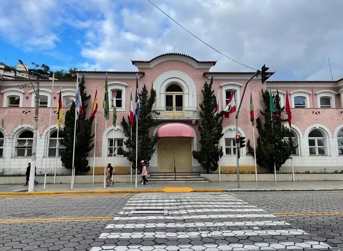 Defensoria pede bloqueio de R$ 13,8 milhões da Prefeitura de Nova Friburgo por descumprimento judicial